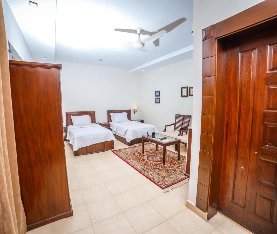 Vip House Hotel Peshawar Buitenkant foto
