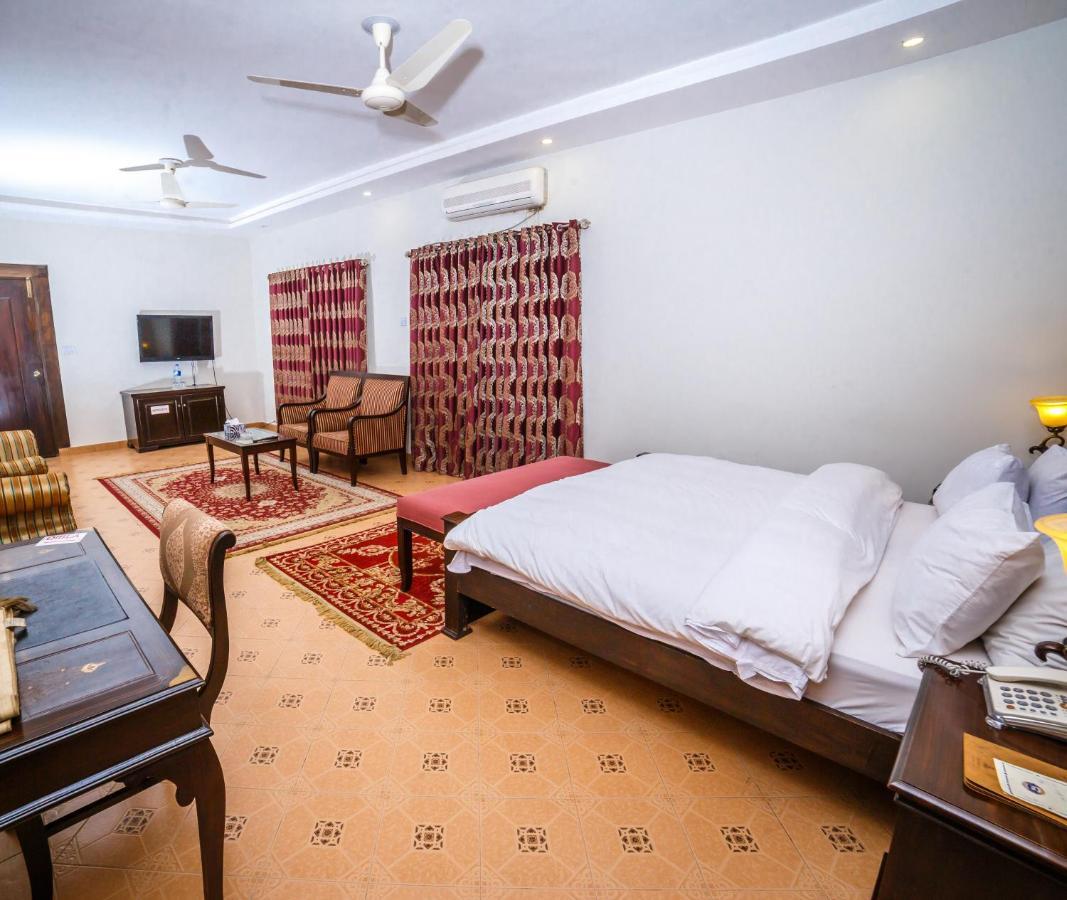 Vip House Hotel Peshawar Buitenkant foto