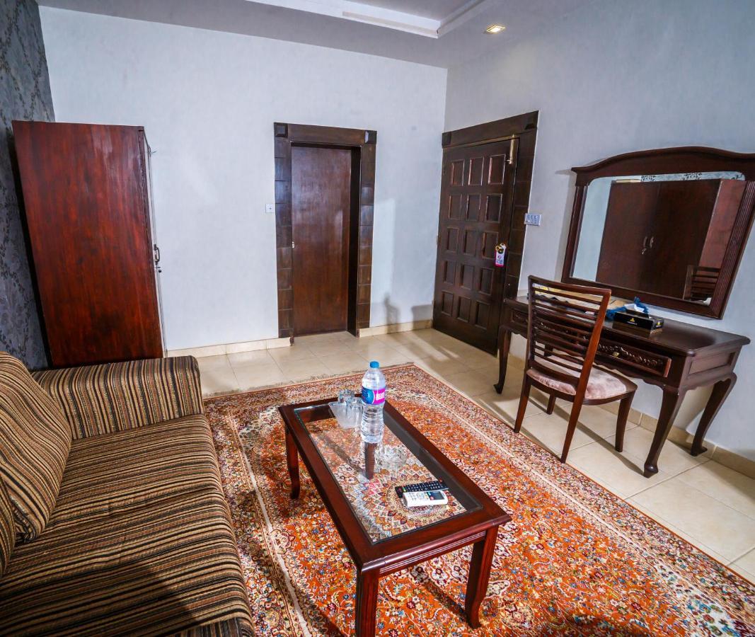 Vip House Hotel Peshawar Buitenkant foto