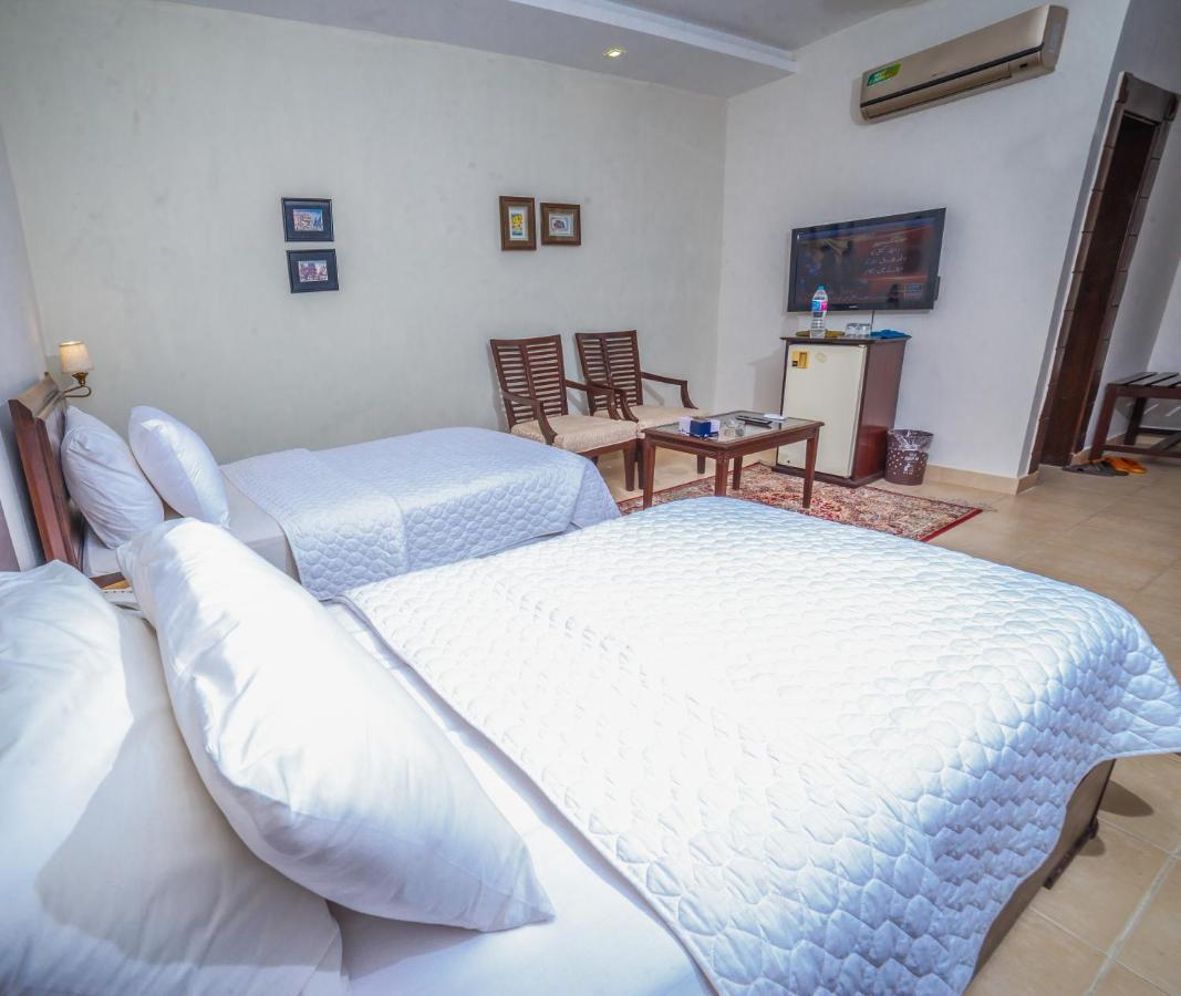 Vip House Hotel Peshawar Buitenkant foto