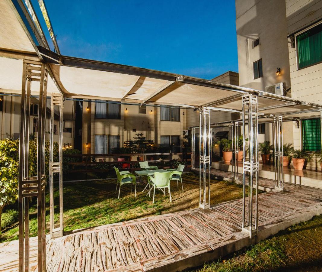 Vip House Hotel Peshawar Buitenkant foto