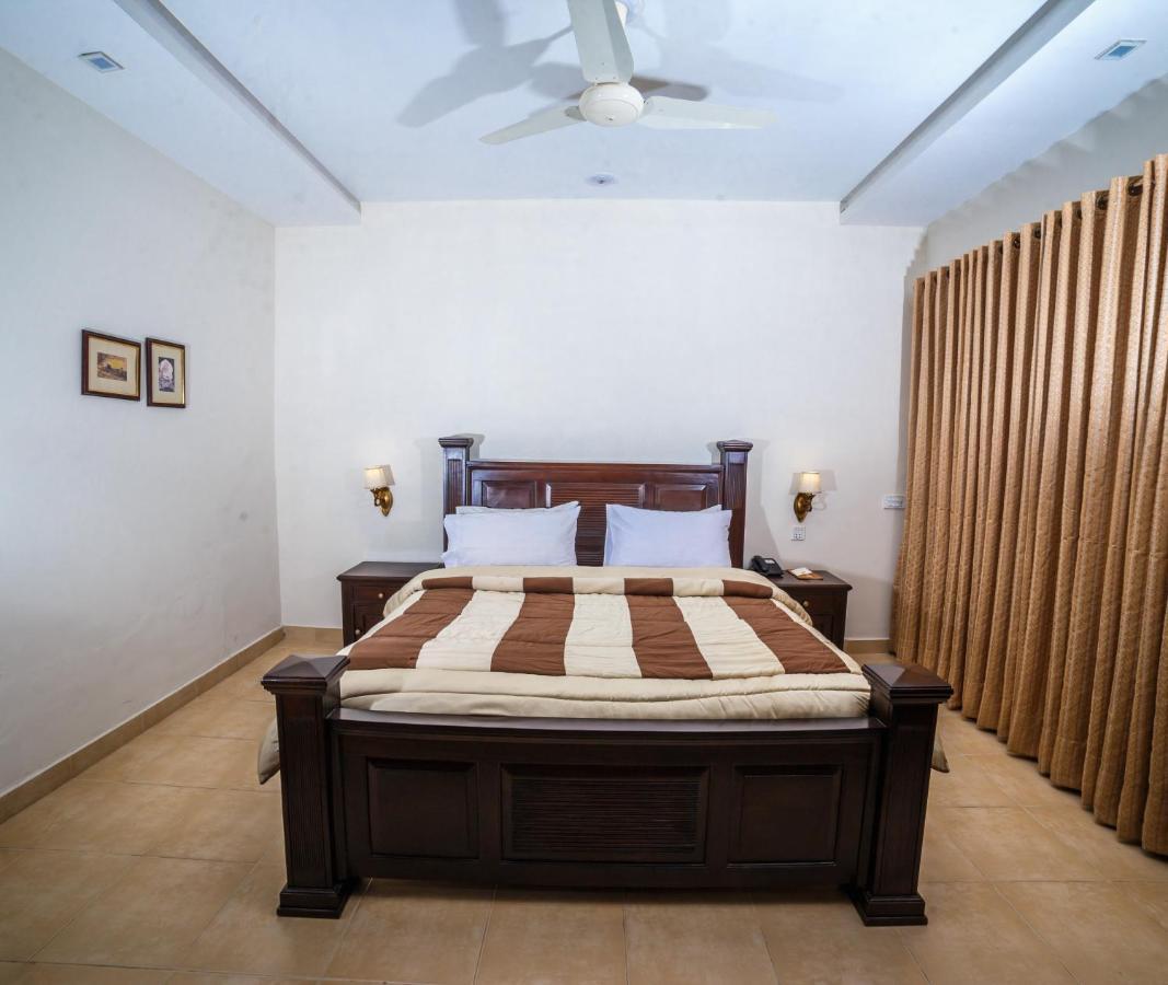 Vip House Hotel Peshawar Buitenkant foto