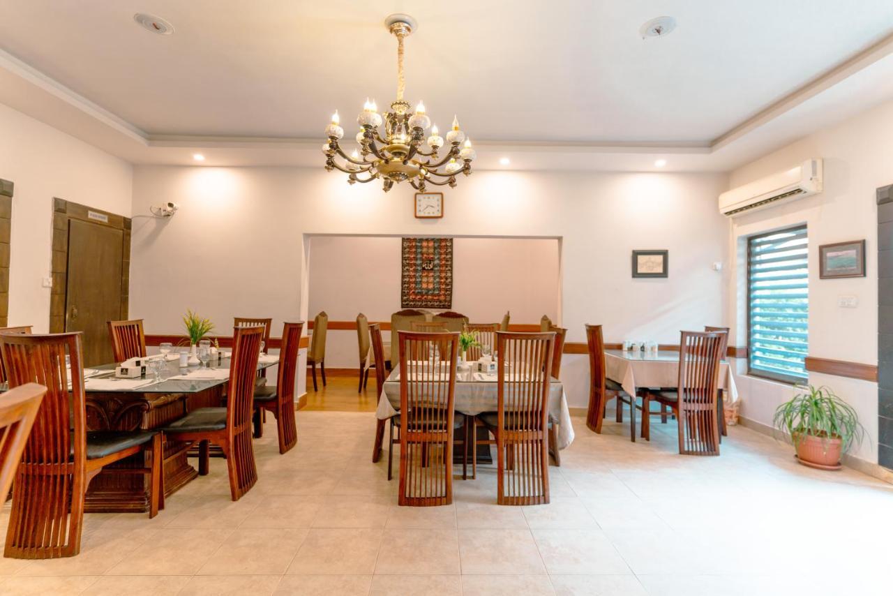 Vip House Hotel Peshawar Buitenkant foto