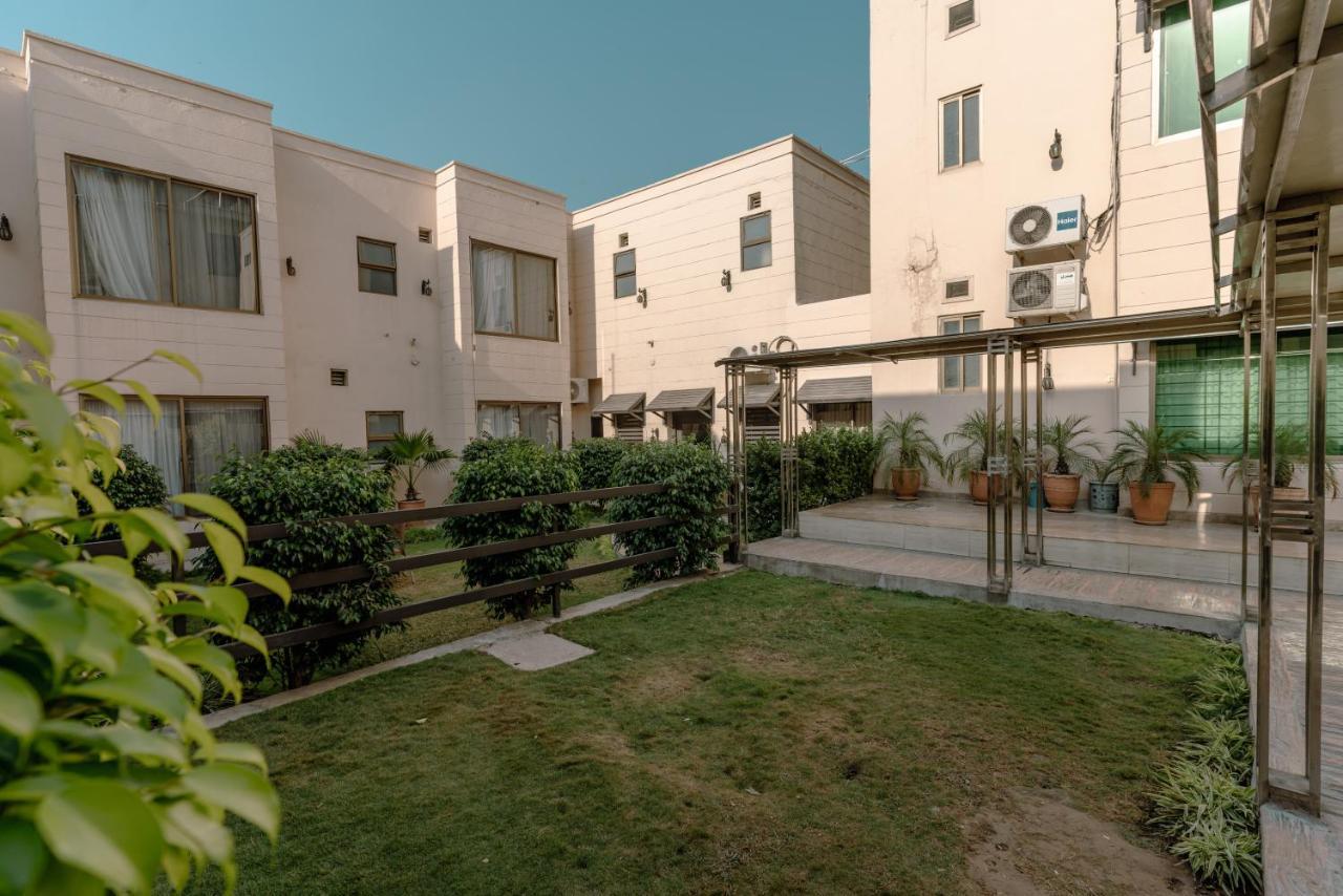 Vip House Hotel Peshawar Buitenkant foto