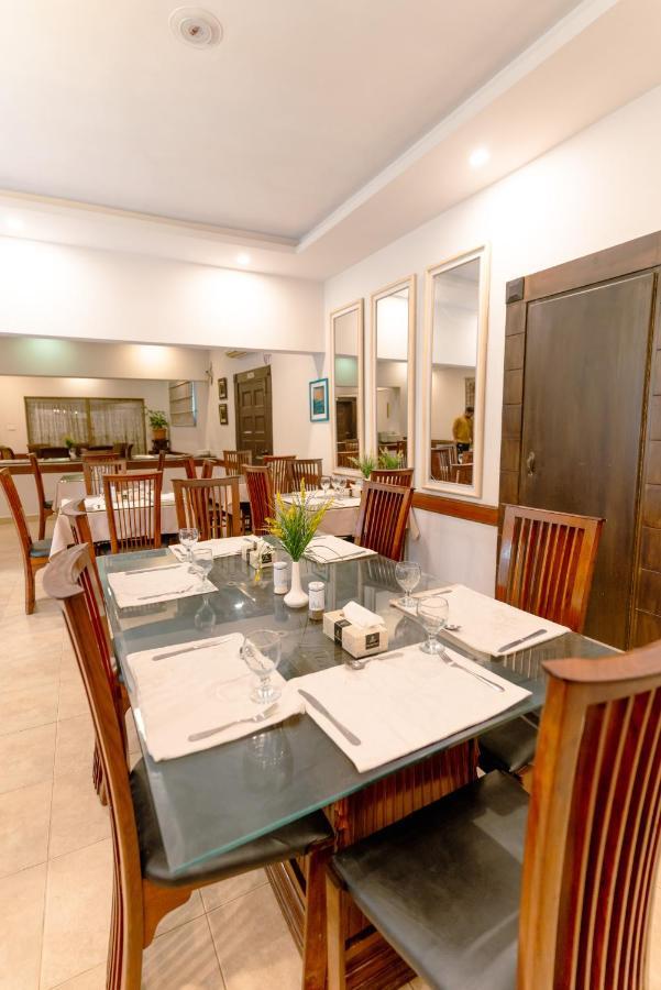 Vip House Hotel Peshawar Buitenkant foto